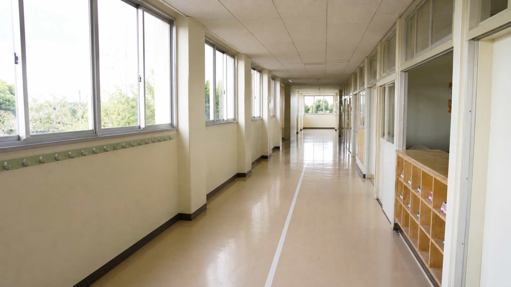 人物のいない学校廊下のサンプル写真